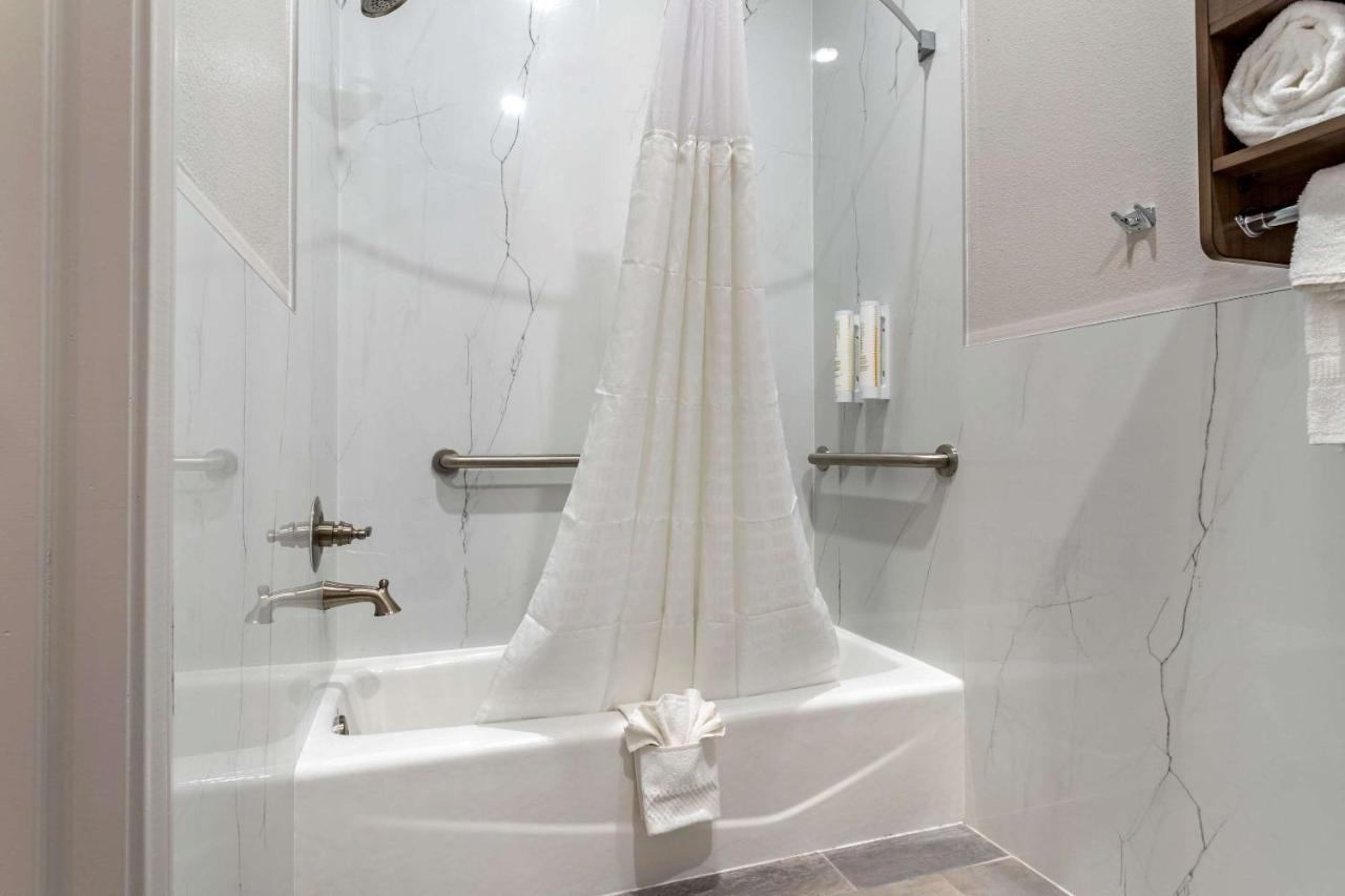 Hotel Clarion Pointe Port Arthur Esterno foto